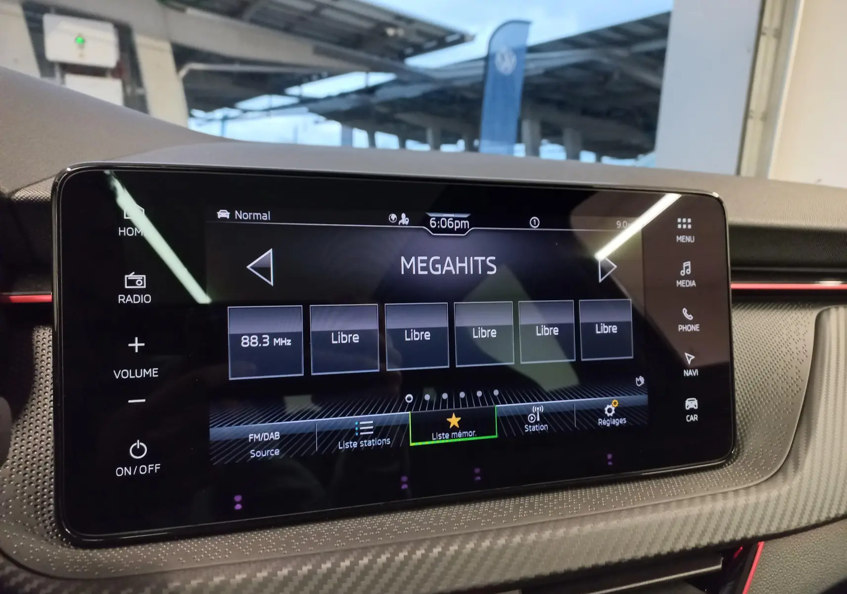 Écran tactile multimédia du tableau de bord de la Skoda Scala 1.5 TSI Monte-Carlo en gris graphite, affichant la radio FM