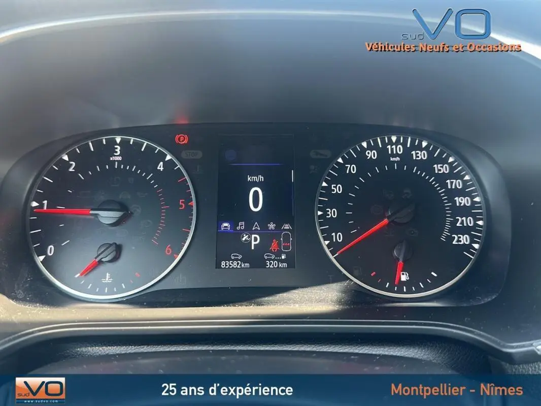 Tableau de bord de Renault Mégane IV TCe 115 Business 2020 avec compteur à 0 km/h et affichage digital central.