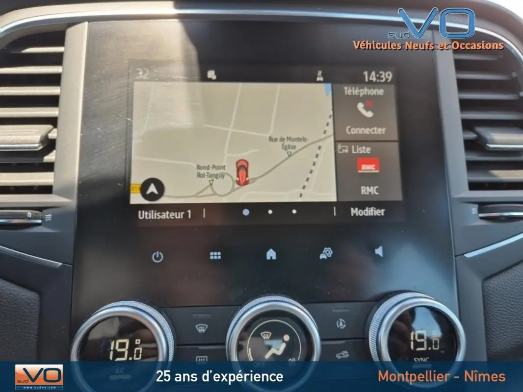 Écran tactile central de la Renault Mégane IV Business 2020 montrant le GPS et commandes climatisation à 19°C