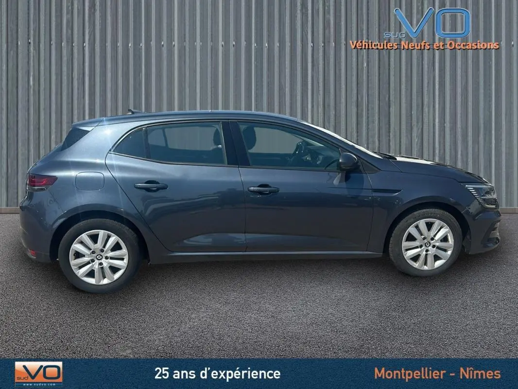 Profil côté droit d'une Renault Mégane IV Berline gris métallisé, avec jantes 16 pouces et rétroviseurs noirs.