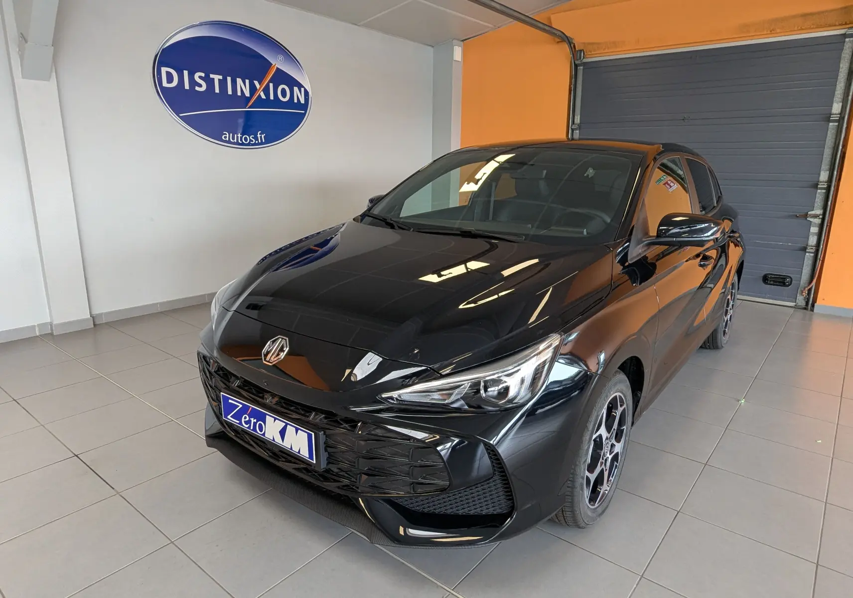Vue 3/4 avant droite de la MG3 1,5 HYBRID+ 195cv Luxury noire Pebble Black en showroom avec jantes bi-ton.