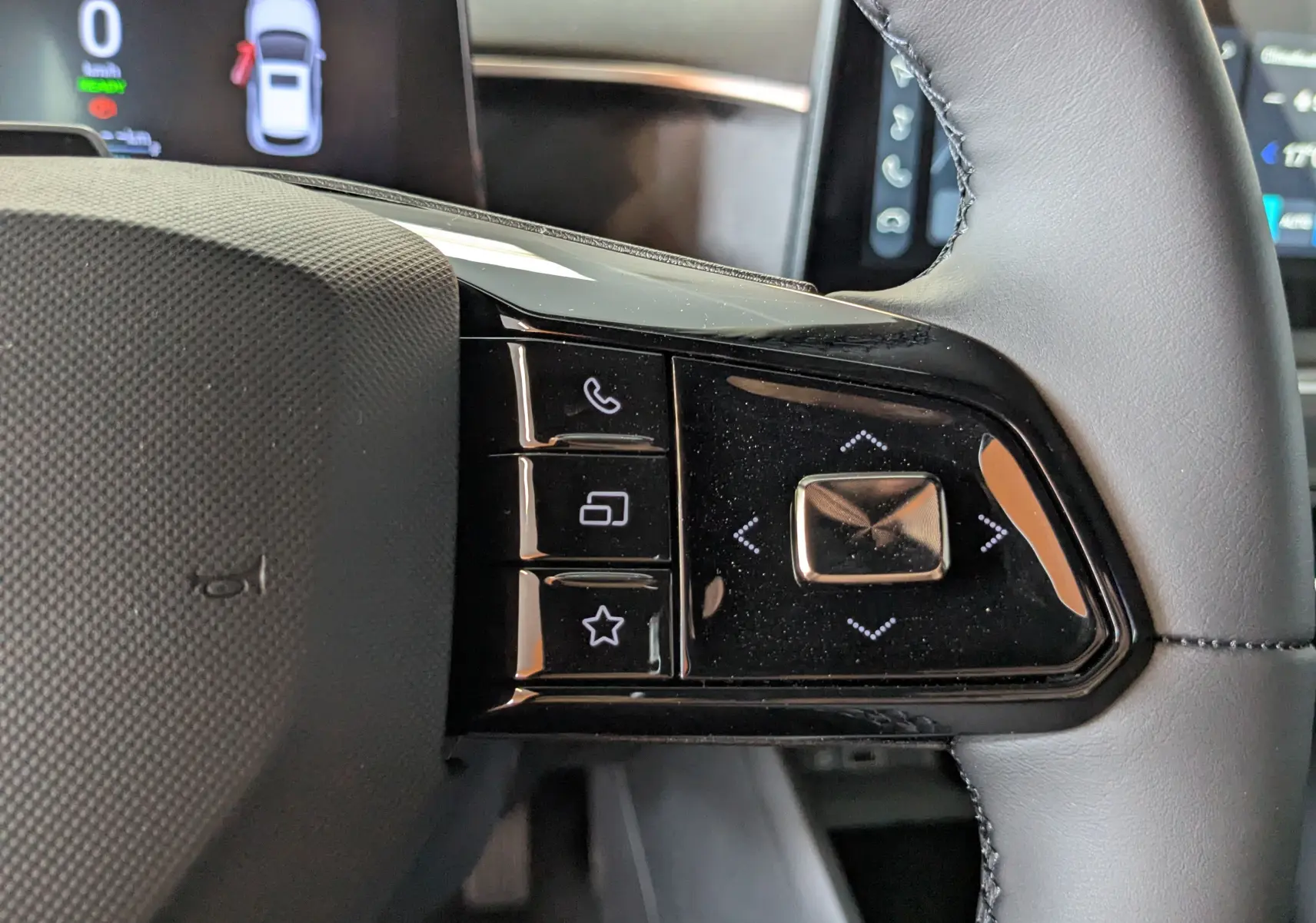 Gros plan sur les commandes multifonctions au volant côté gauche du MG3 1,5 HYBRID+ 195cv Luxury 2026 en Pebble Black.