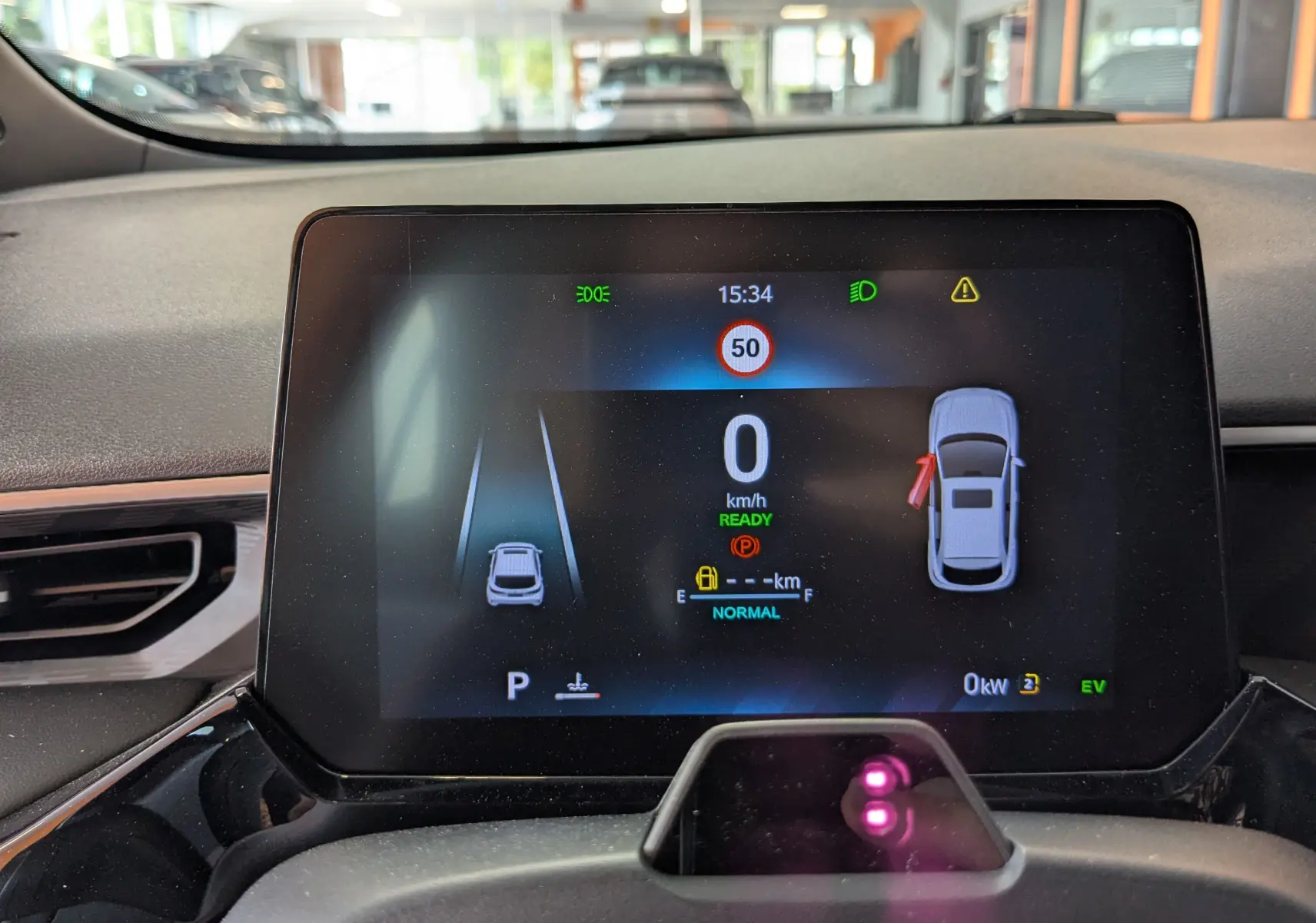 Écran numérique du tableau de bord du MG3 1,5 Hybrid+ 195cv Luxury montrant la vitesse à 0 km/h et porte avant droite ouverte.