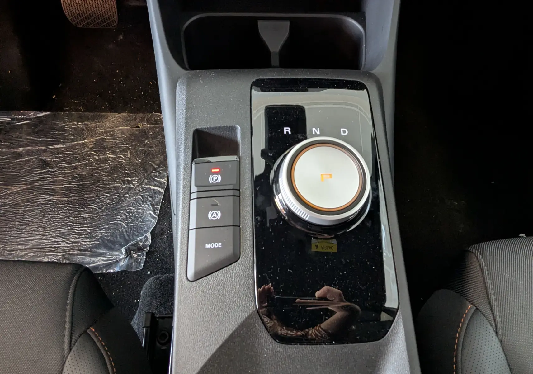 Vue plongeante sur la console centrale du MG3 1,5 HYBRID+ 195cv Luxury en Pebble Black, avec molette de boîte auto et boutons de contrôle.