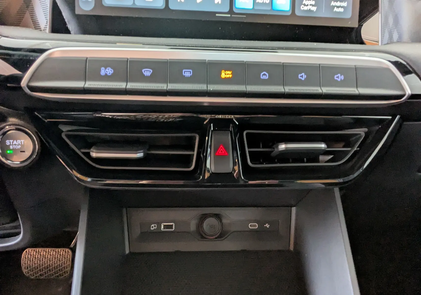 Vue rapprochée du tableau de bord noir du MG3 1,5 HYBRID+ 195cv Luxury, avec commandes climatisation et bouton start/stop.