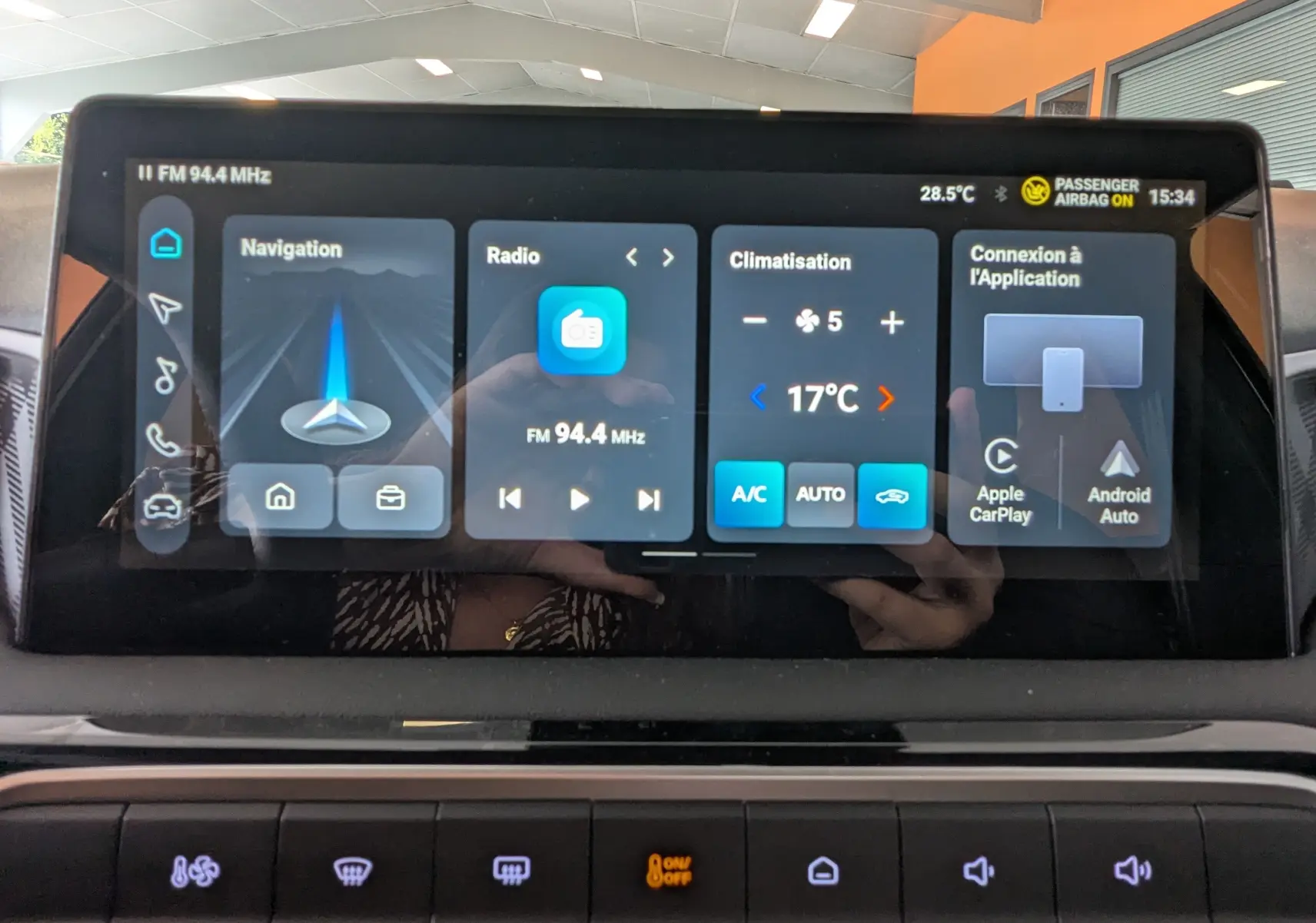 Écran tactile central du MG3 1,5 HYBRID+ 195cv Luxury affichant navigation, radio FM, climatisation et connexion smartphone.