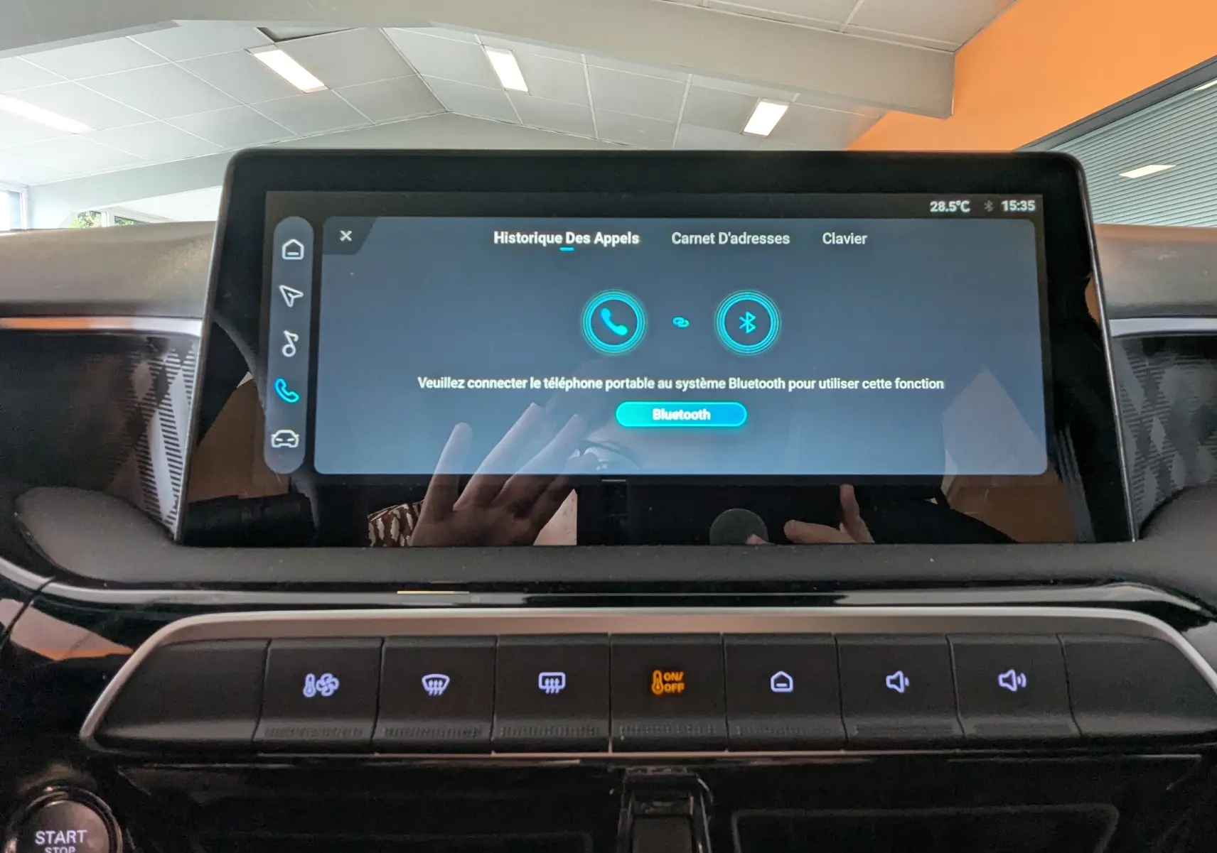 Écran tactile central du tableau de bord du MG3 1,5 HYBRID+ 195cv Luxury affichant la connexion Bluetooth.
