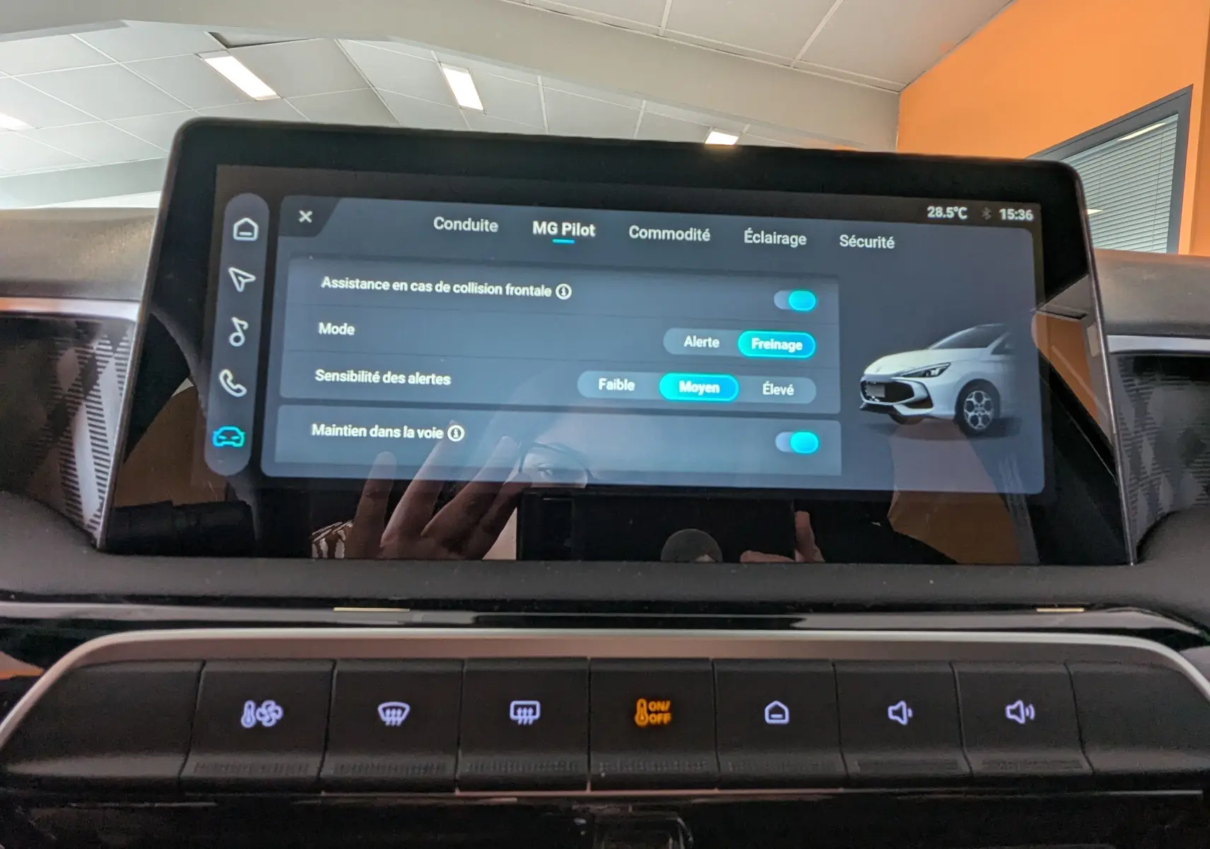 Écran tactile central de la MG3 1,5 HYBRID+ 195cv Luxury affichant les réglages d’assistance à la conduite, intérieur noir.