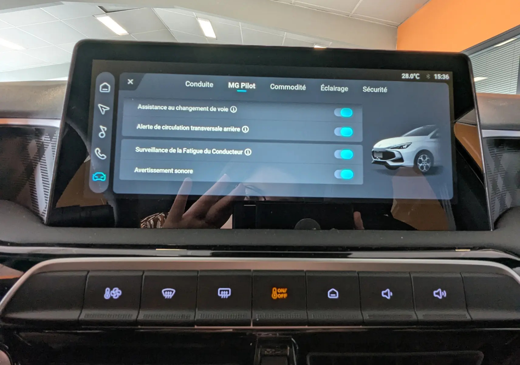 Écran tactile central affichant les options MG Pilot dans l’habitacle du MG3 1,5 Hybrid+ Pebble Black, vue de face.