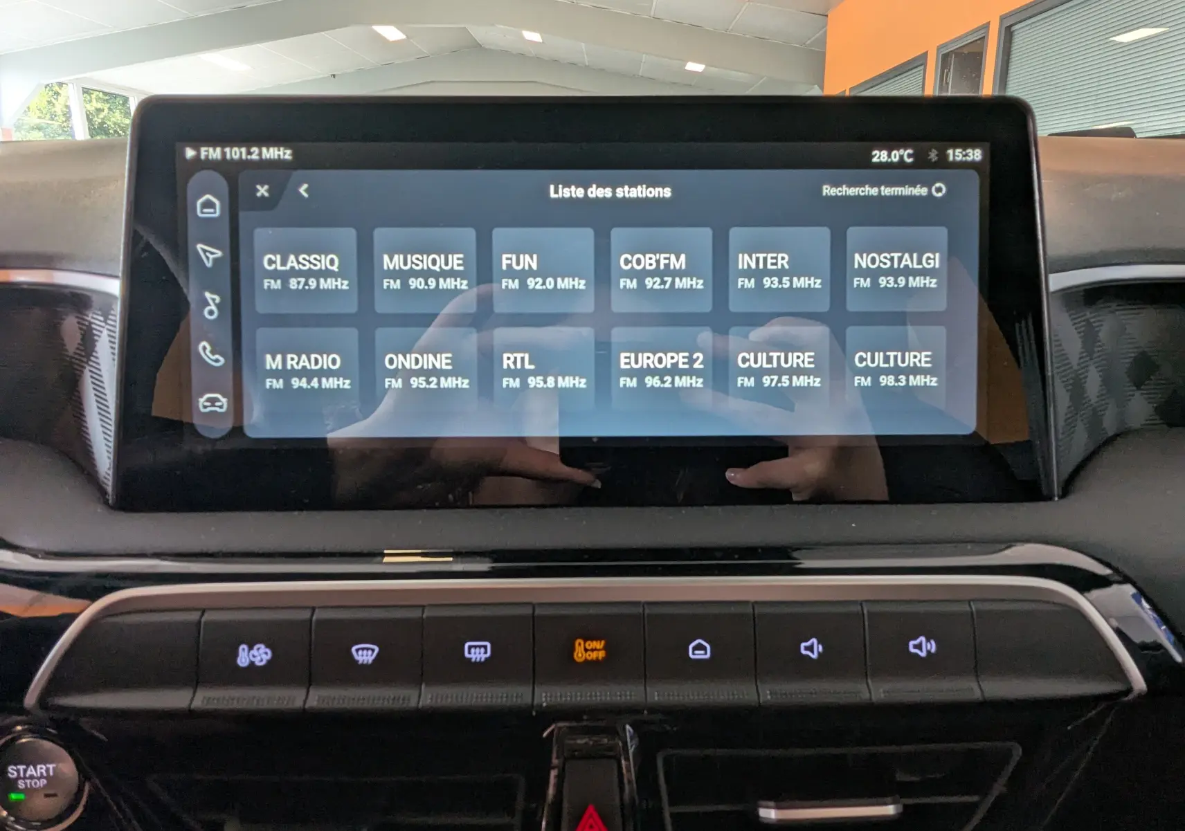 Écran tactile central du tableau de bord du MG3 1,5 HYBRID+ 195cv Luxury en Pebble Black, affichant la liste des stations radio.
