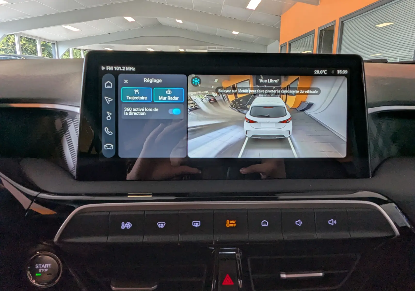 Écran central du tableau de bord montrant la caméra 360° avec vue arrière du MG3 noir dans un garage.