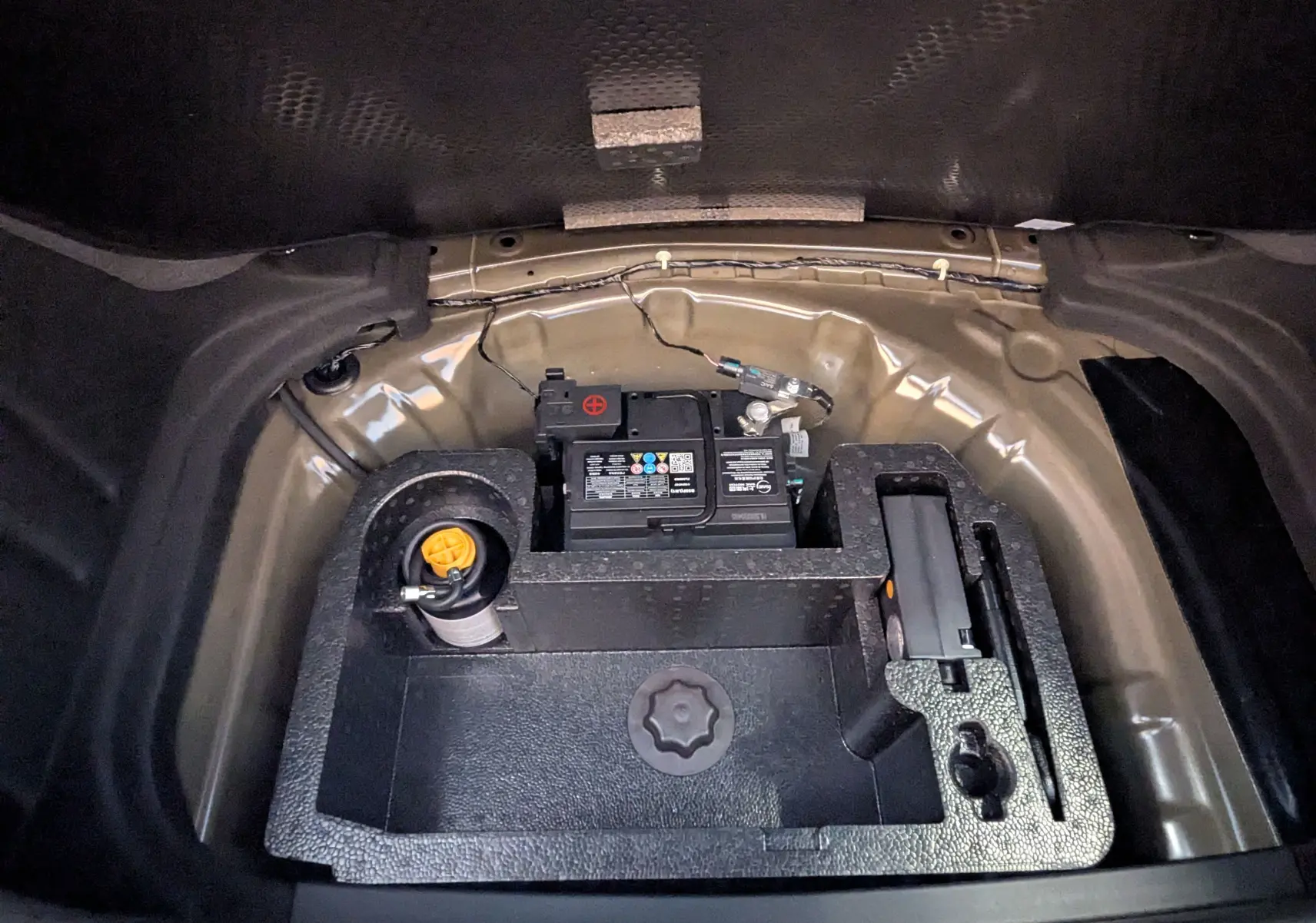 Coffre ouvert montrant la batterie et le rangement d’outils du MG MOTOR MG3 1,5 HYBRID+ 195cv en couleur Pebble Black.