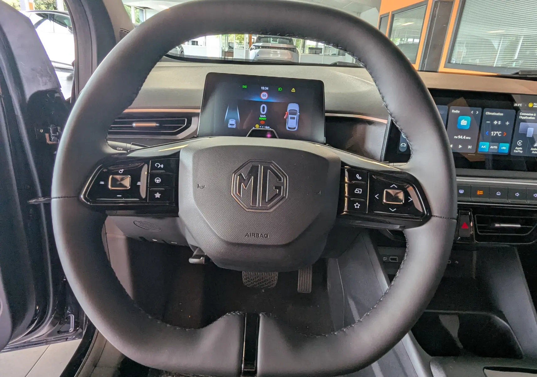 Vue intérieure centrée sur le volant noir du MG3 1,5 HYBRID+ 195cv Luxury avec tableau de bord digital et écran tactile.