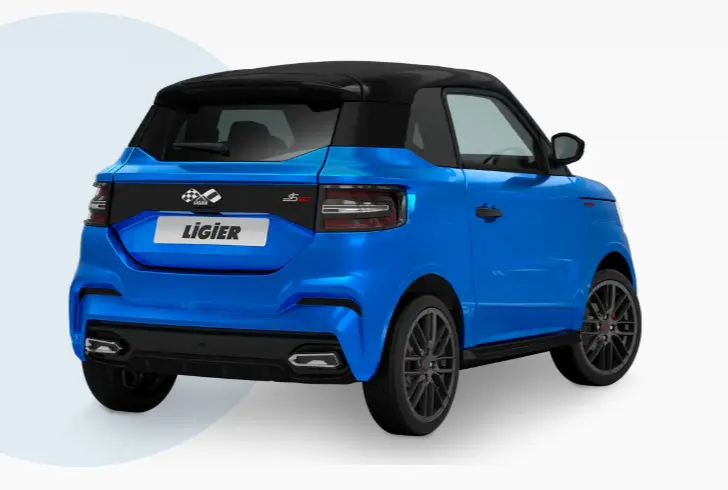 Vue 3/4 arrière droite d'une Ligier JS50 0.5 REVO D+ Ultimate bleu avec toit noir et feux LED.
