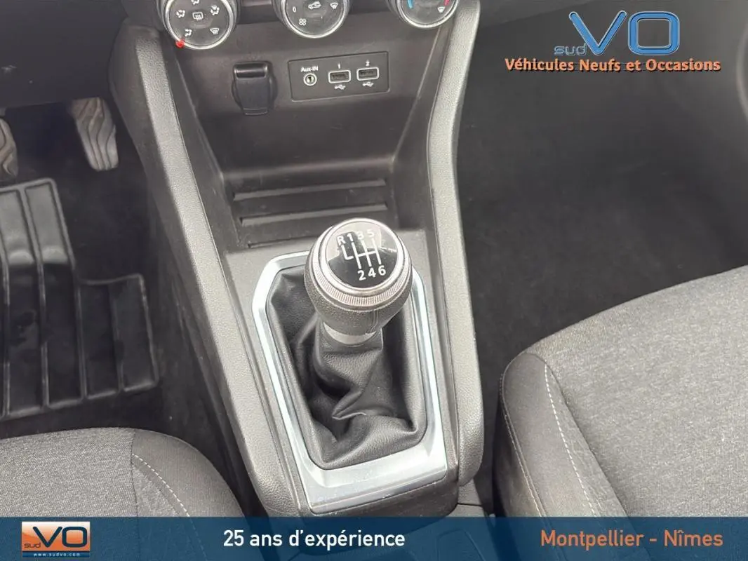 Gros plan sur la boîte manuelle de la Renault Clio V Blue dCi 85 Business, intérieur gris avec console centrale noire.