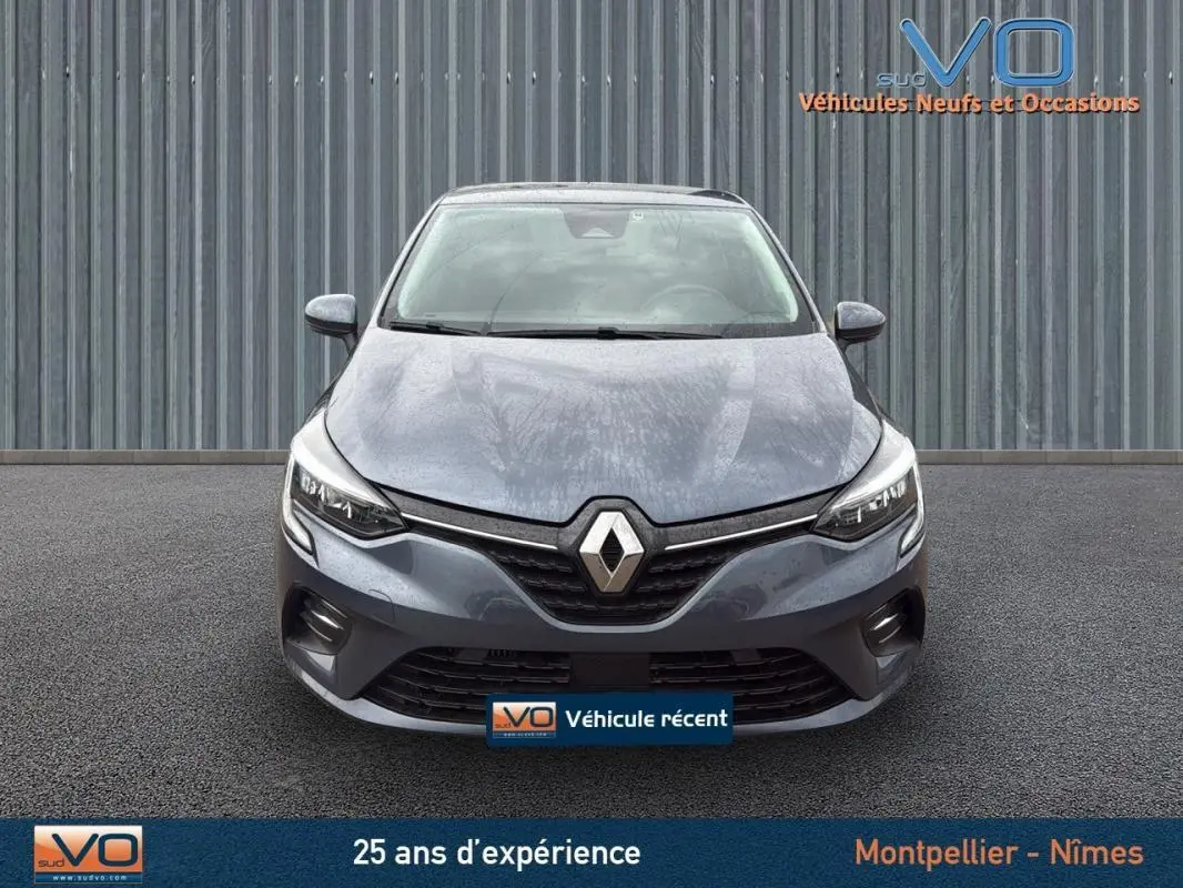 Vue frontale d'une Renault Clio V Blue dCi 85 Business gris foncé, avec feux LED et calandre noire distinctive.