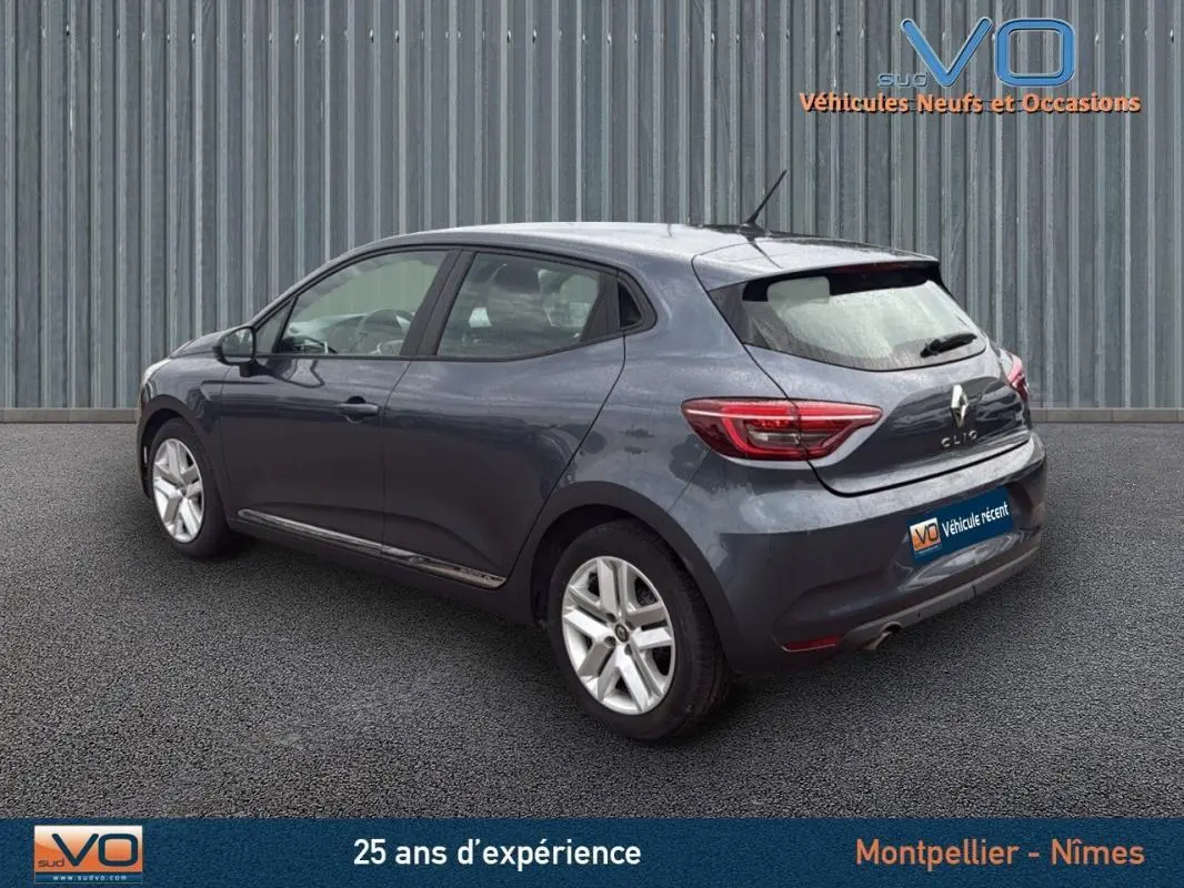Vue 3/4 arrière droite d'une Renault Clio V Blue dCi 85 Business gris foncé avec feux LED et jantes alliage.