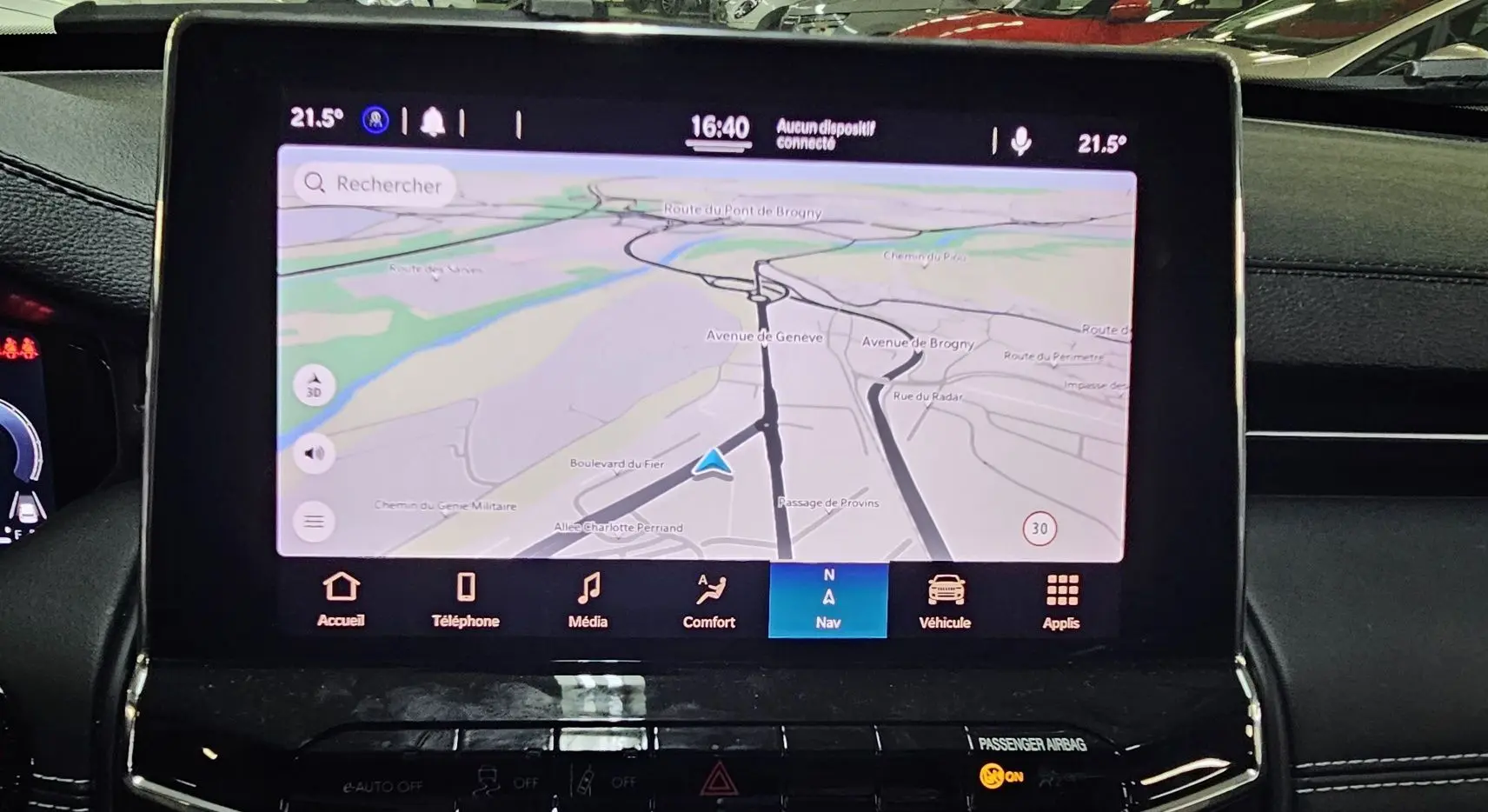 Écran tactile central du Jeep Compass 2023 affichant la navigation avec carte et options multimédia en intérieur noir.