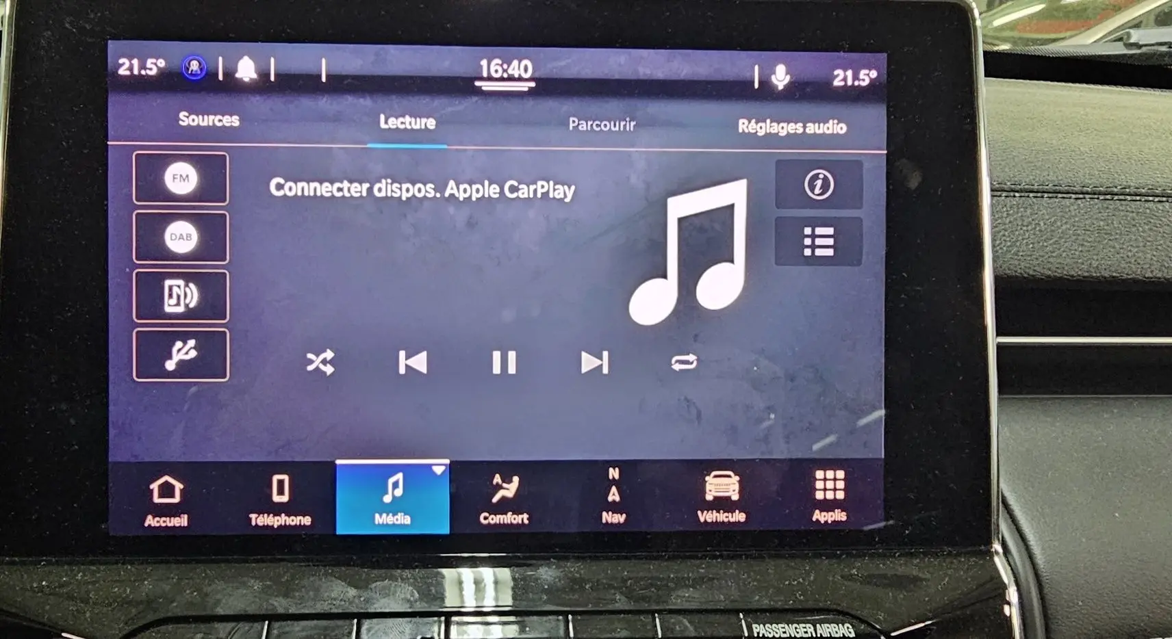 Écran tactile multimédia du Jeep Compass 2023 affichant les options audio avec interface Apple CarPlay inactive.