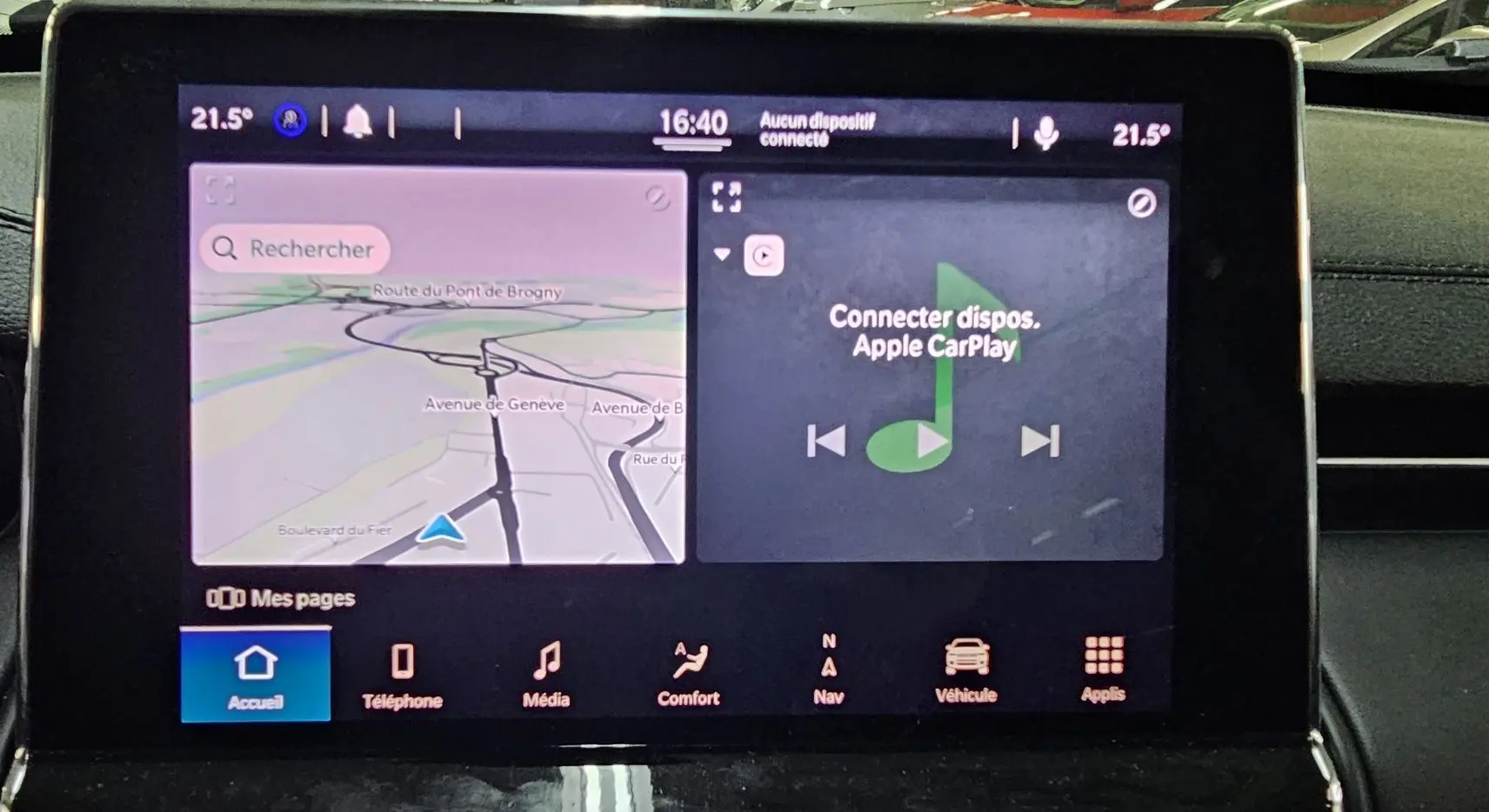 Écran tactile central du tableau de bord du Jeep Compass 2023 affichant la navigation et Apple CarPlay.