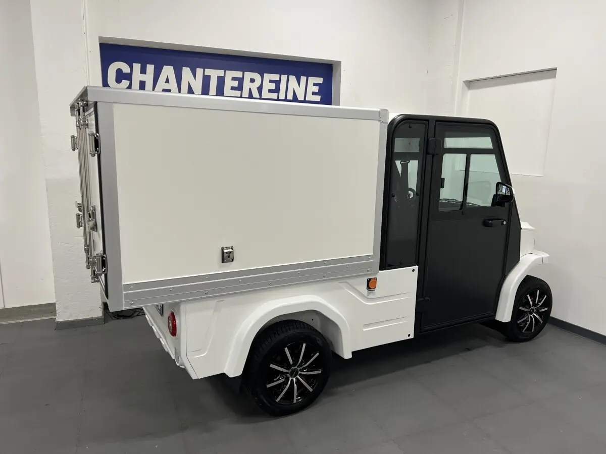 Vue 3/4 arrière droite du Liberty L7e H2 Cargo blanc avec caisse fermée, jantes alu 13 pouces et cabine noire.