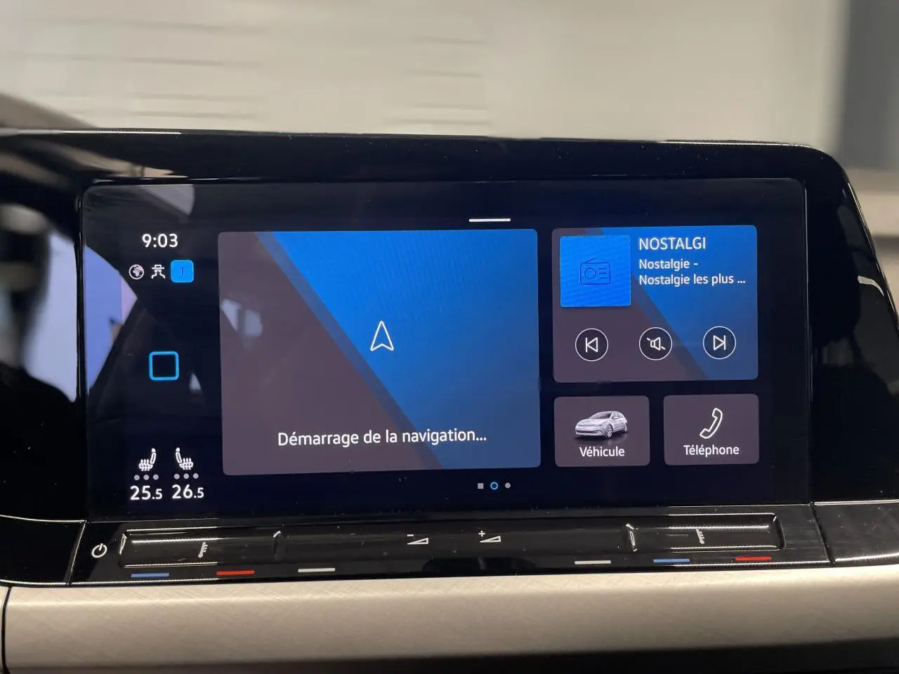 Écran tactile central du tableau de bord de la Volkswagen Golf 1.5 eTSI Style 2024 avec interface de navigation et radio.