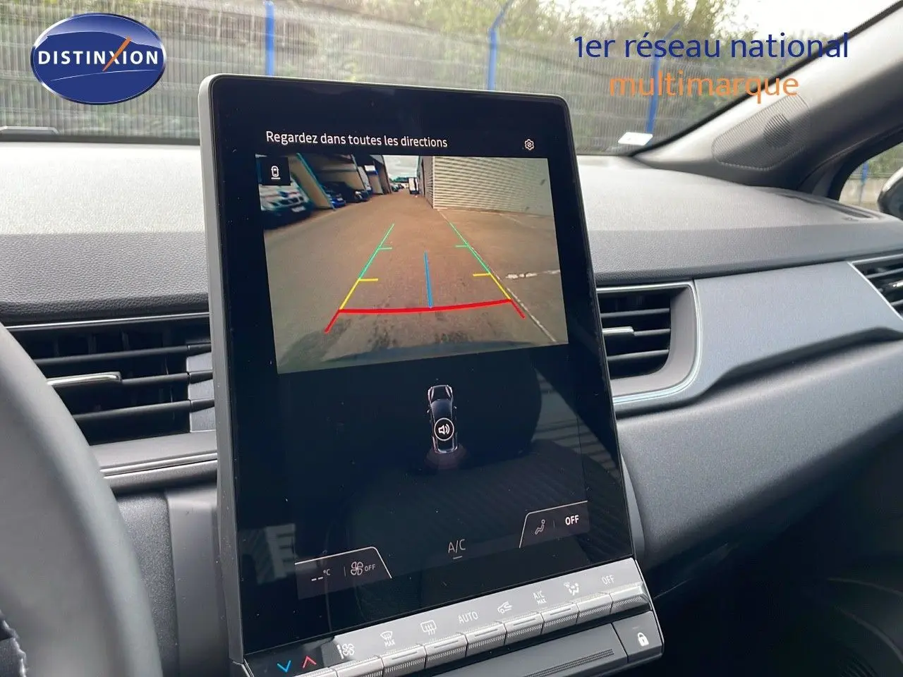 Écran central tactile affichant la caméra de recul dans l'habitacle gris du Renault Captur E-Tech Hybrid 2025.