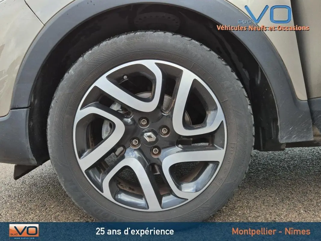 Gros plan sur la jante alliage 17 pouces gris foncé du Renault Captur TCe 120 Intens EDC 2014.