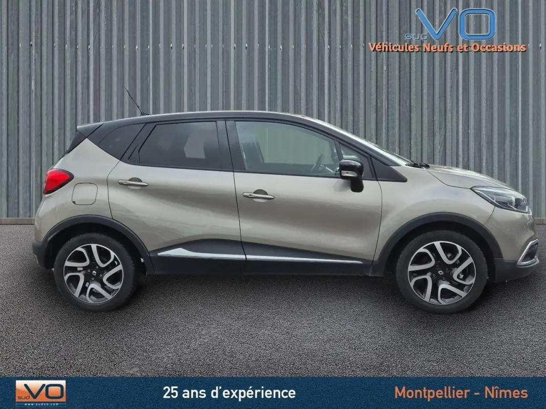 Profil côté gauche d'un Renault Captur gris 2014 avec jantes alliage 17 pouces et vitres surteintées.