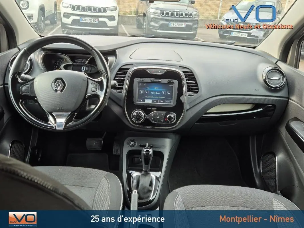 Intérieur noir du Renault Captur TCe 120 Intens 2014 vu de face, avec écran tactile et volant cuir.