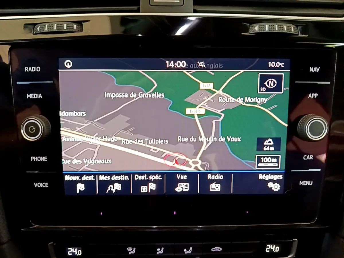 Écran tactile de navigation 8 pouces de la Volkswagen Golf 1.6 TDI 2017 affichant une carte routière détaillée.