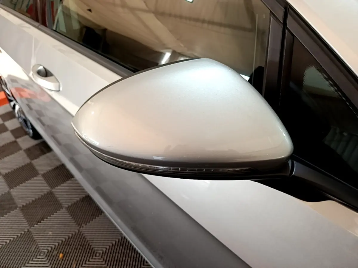 Rétroviseur côté gauche gris clair de la Volkswagen Golf 1.6 TDI 2017 avec clignotant intégré, vue rapprochée.