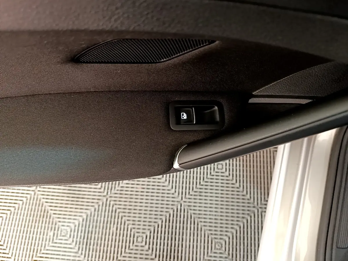 Bouton de verrouillage sur la garniture intérieure de la porte avant droite d'une Volkswagen Golf gris clair 2017.