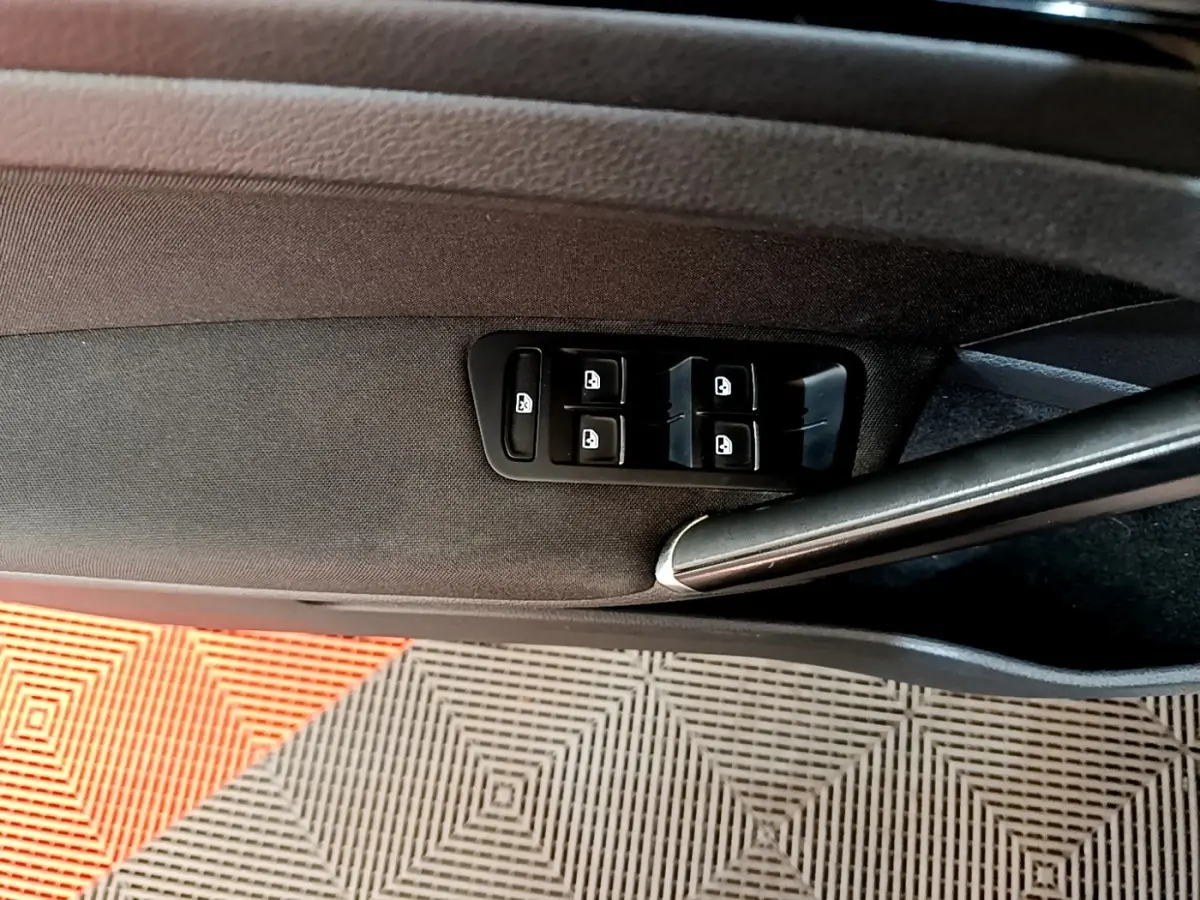 Panneau de porte côté conducteur de Volkswagen Golf gris clair 2017 avec commandes des vitres et verrouillage.