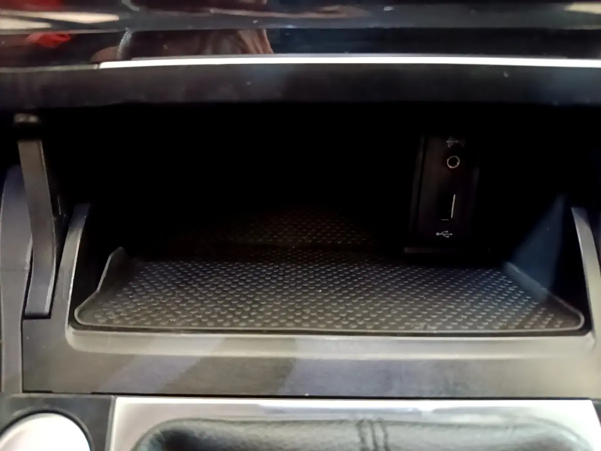 Rangement central avec prise USB et auxiliaire dans l’habitacle noir d’une Volkswagen Golf gris clair 2017