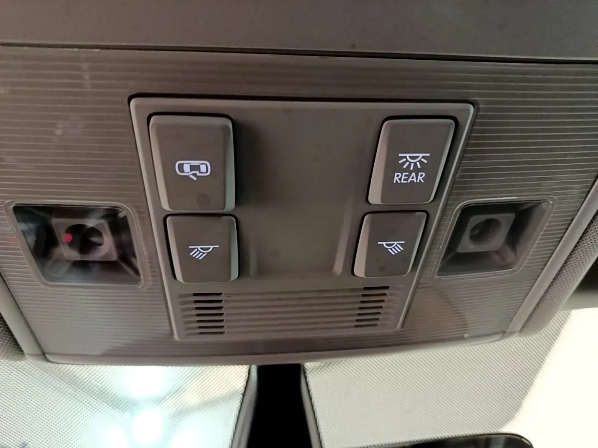 Vue en gros plan du panneau de commandes d'éclairage intérieur gris sur le plafond d'une Volkswagen Golf 2017.