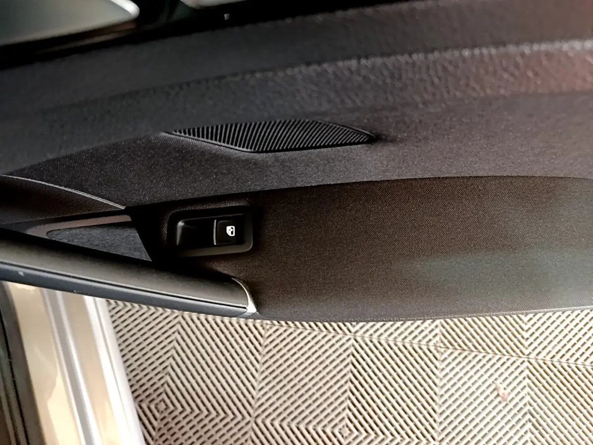 Détail du bouton de verrouillage sur la garniture intérieure de porte d’une Volkswagen Golf gris clair vue côté gauche.