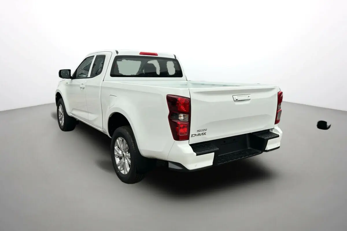 Vue 3/4 arrière droite d'un pick-up Isuzu D-MAX blanc Splash white avec cabine Space Cab et jantes alu 18 pouces.