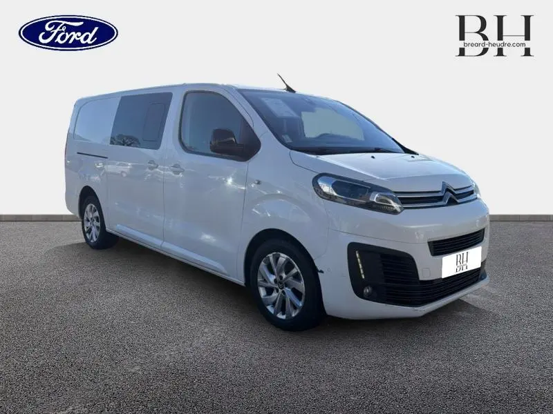 Vue 3/4 avant droite d'un Citroën Jumpy XL blanc Banquise avec vitres arrière teintées et jantes alu.