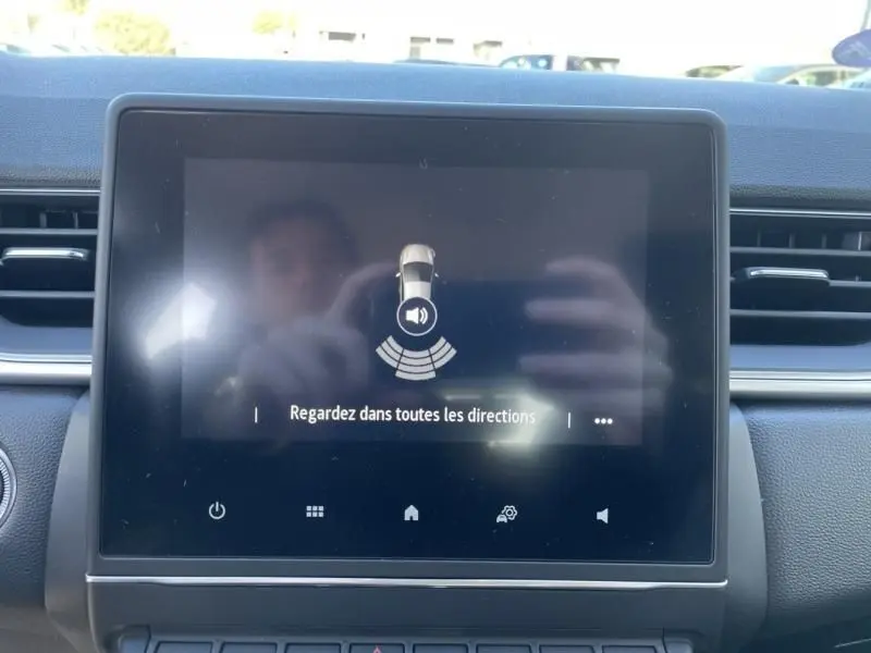 Écran tactile central du Renault Captur 1.6 E Tech Hybrid 145 Intense 2022 affichant une alerte de surveillance environnante.