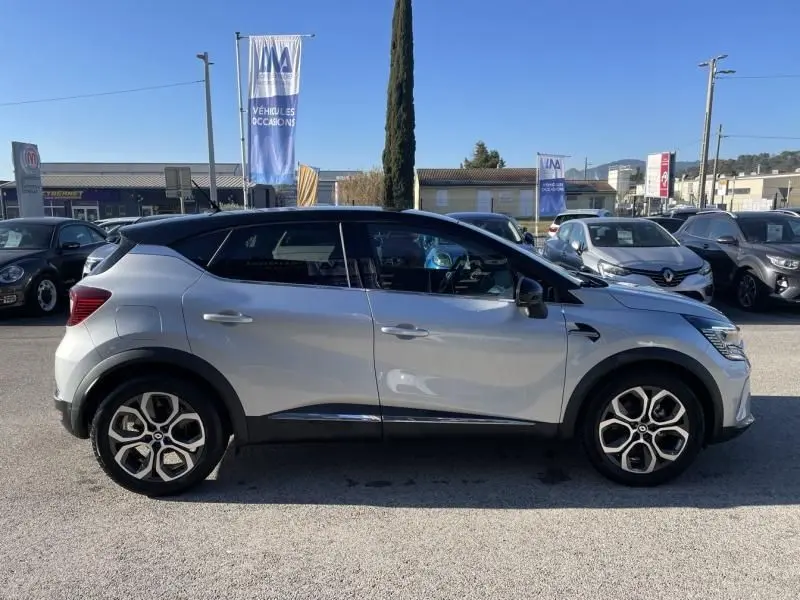Profil côté gauche d'un Renault Captur gris métal 2022, version hybride essence 1.6 E Tech Hybrid 145 Intense.