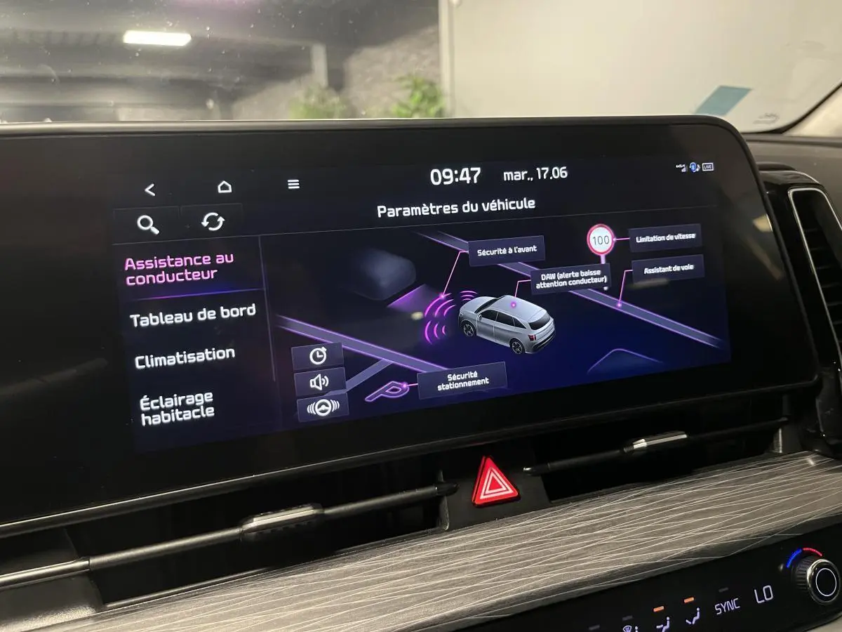 Écran tactile intérieur du Kia Sportage 2022 montrant les paramètres d’assistance au conducteur en vue frontale.