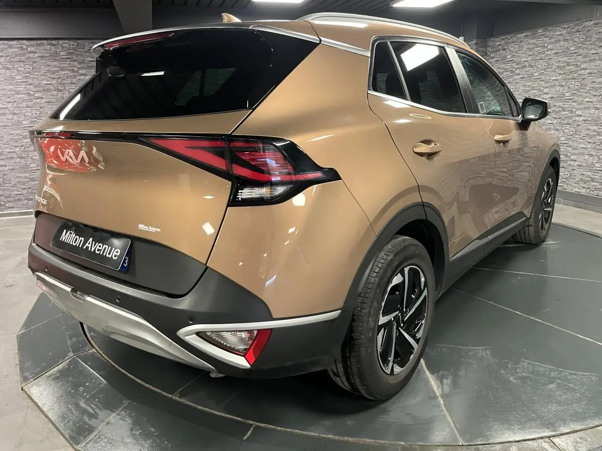 Vue 3/4 arrière droite du KIA SPORTAGE marron métallisé avec feux LED et jantes alliage 17 pouces.