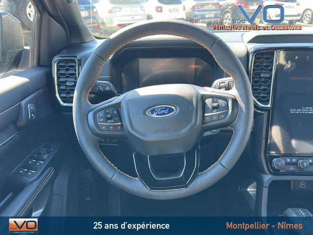 Vue centrée sur le volant multifonctions du Ford Ranger gris 2025 avec tableau de bord et écran tactile.