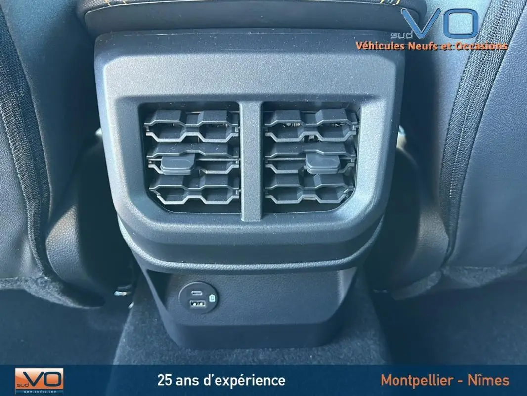 Détail des aérateurs arrière et prises USB dans l'habitacle du Ford Ranger gris Double Cabine 2025.