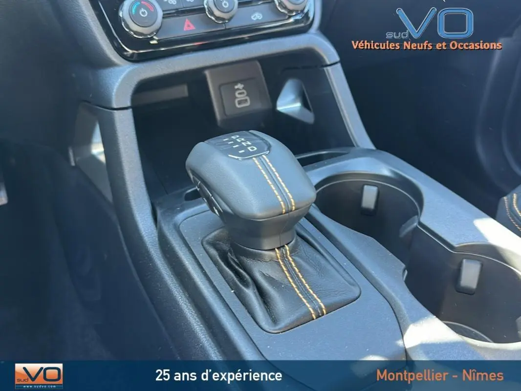 Gros plan sur la commande de boîte automatique du Ford Ranger Wildtrak 2025 avec coutures jaunes sur cuir noir.