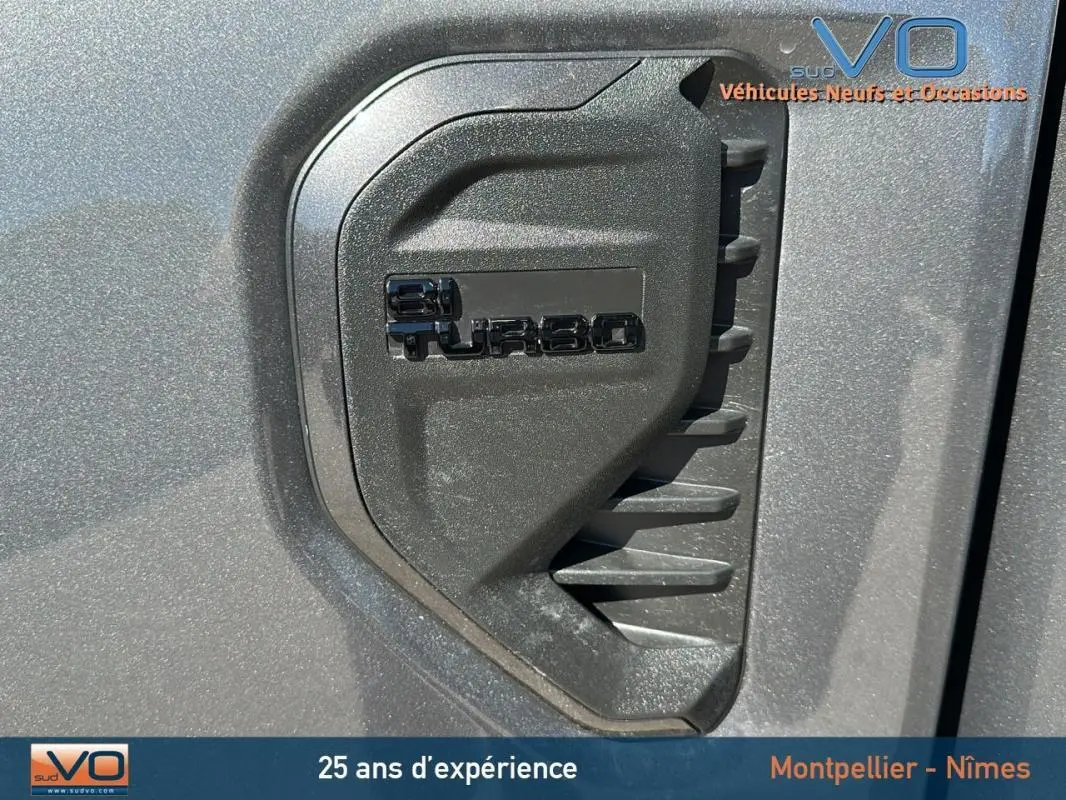 Gros plan sur l'aération latérale grise du Ford Ranger 2025 avec l’inscription 3.0 Turbo en relief noir.