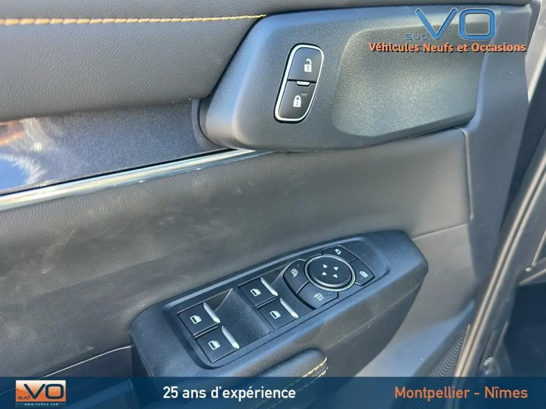 Gros plan sur la commande des vitres électriques et des rétroviseurs côté conducteur du Ford Ranger gris 2025 Wildtrak X.