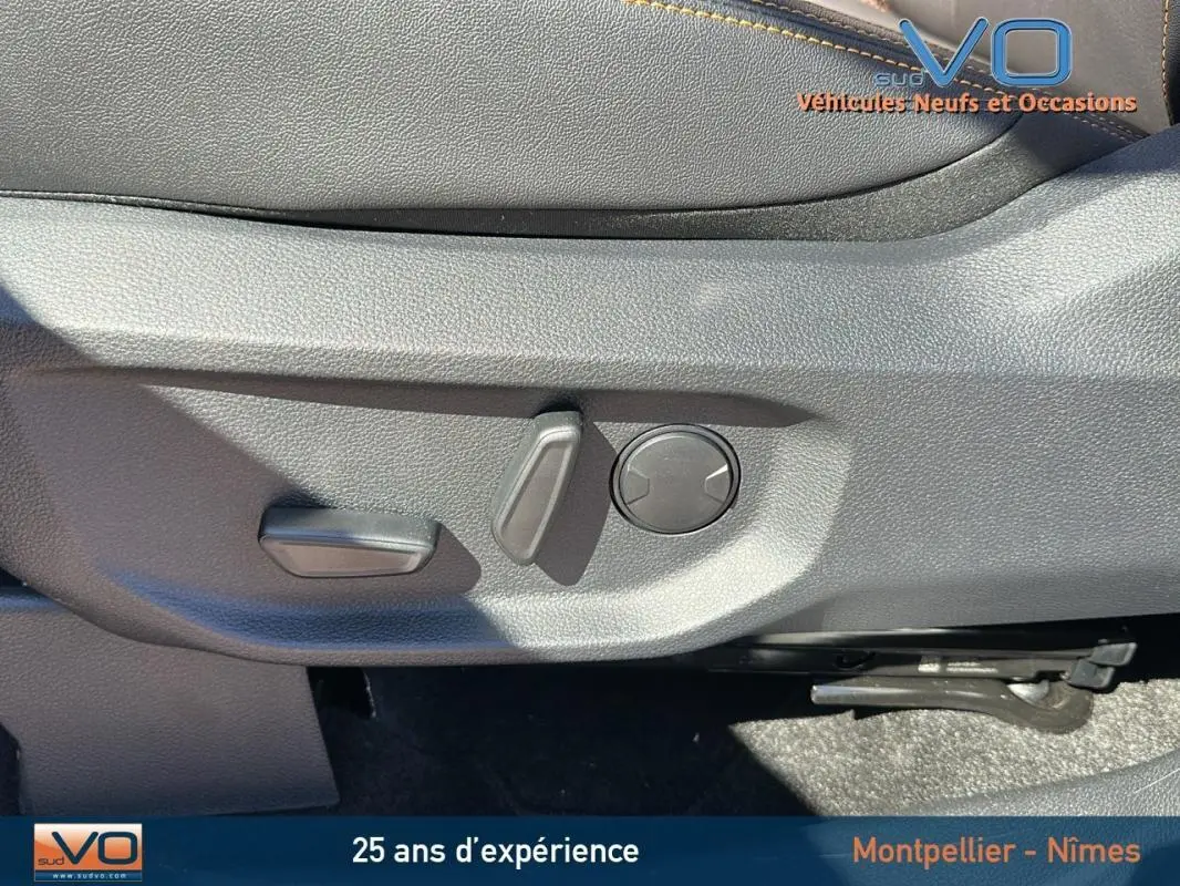 Gros plan sur les commandes de réglage électrique du siège conducteur du Ford Ranger gris 2025 double cabine.