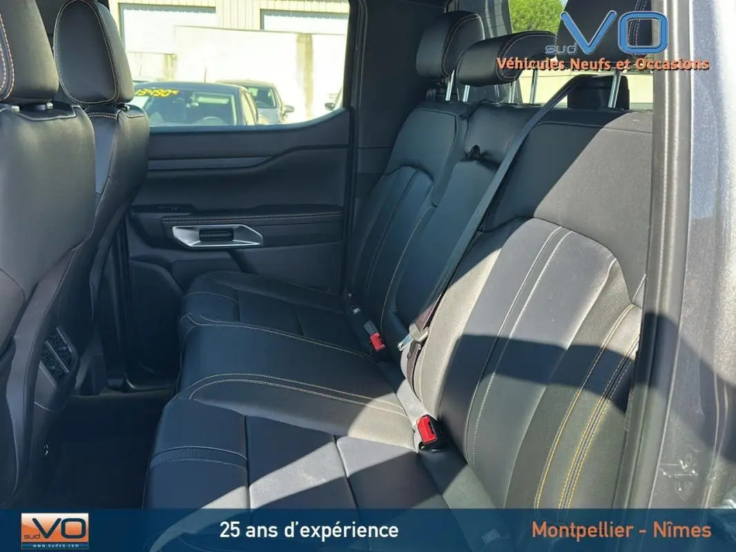 Vue intérieure côté droit des sièges arrière en cuir noir avec surpiqûres jaunes du Ford Ranger Wildtrak 2025 double cabine.